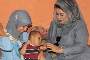 Bupati Kuningan saar mengunjungi anak penderita cacat.